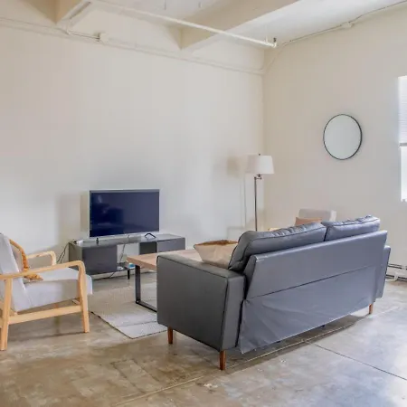 Westown 2Br Apt Near Fiserv, Baird, And Theater District